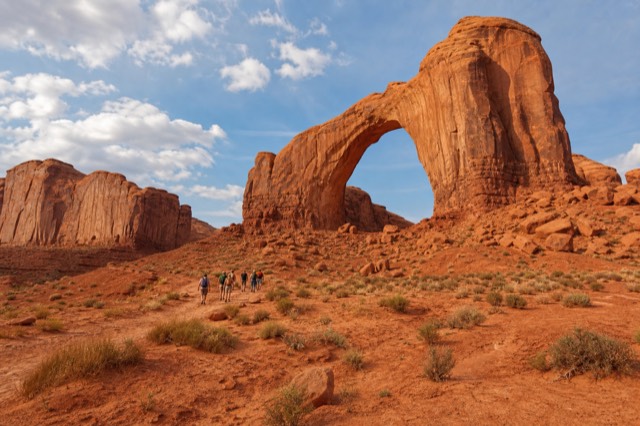 Longer highlights route through the Monument Valley backcountry with a hogan stop